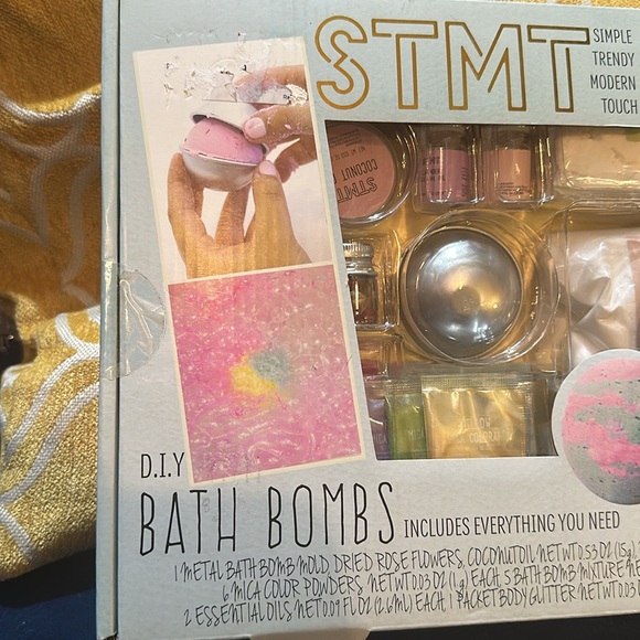STMT D.I.Y. Bath Bomb Kit, STMT Kits - Picture 2 of 3